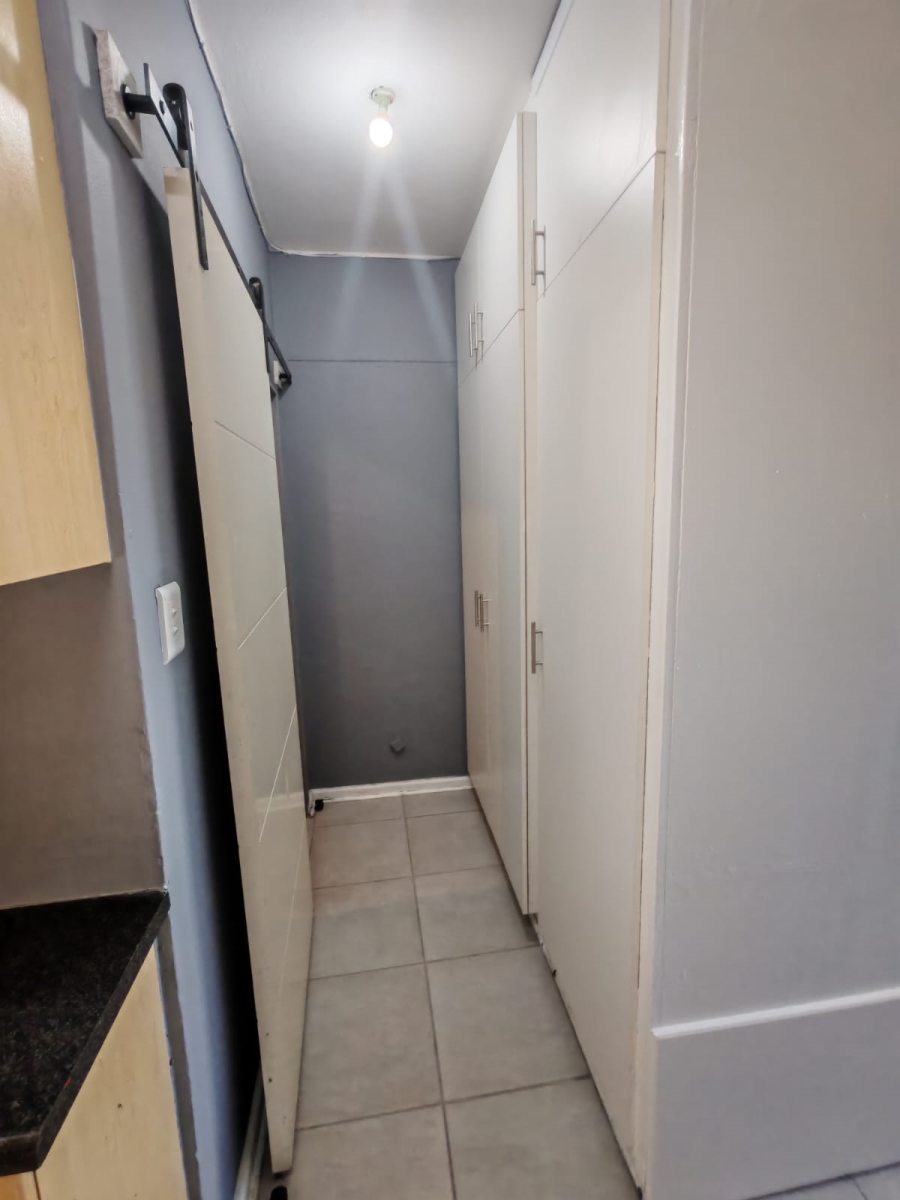 To Let 1 Bedroom Property for Rent in Humewood Eastern Cape